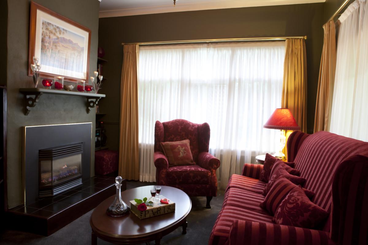 leura-strawberry-lounge-1-1