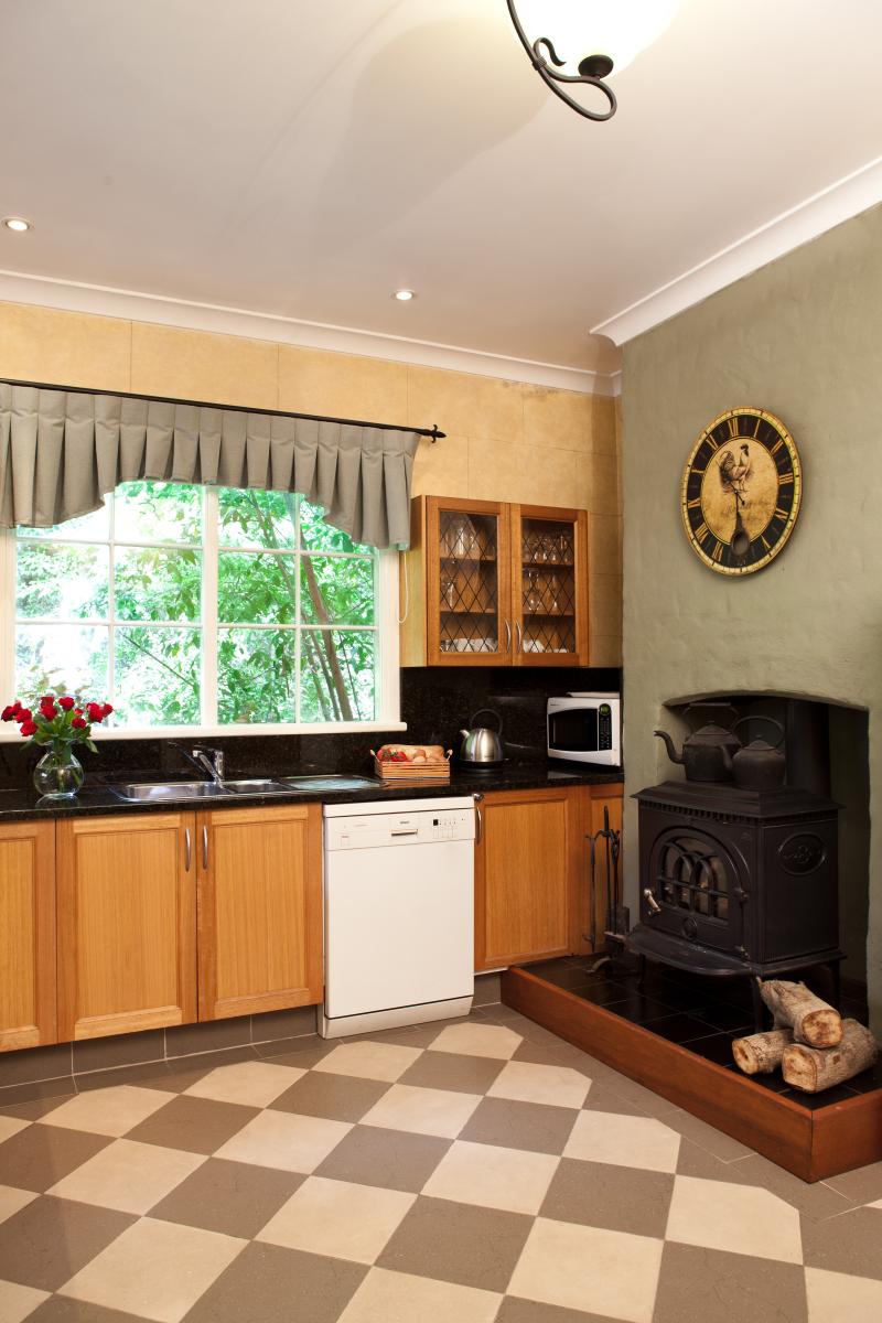 leura-strawberry-patch-kitchen-1